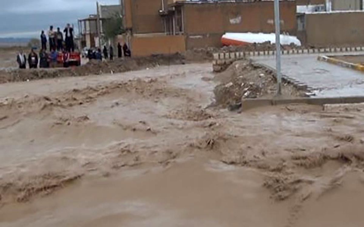 جاری شدن سیلاب در خوزستان/ پیکر ۲ سرنشین خودرو گرفتار در سیلاب هفتکل پیدا شد