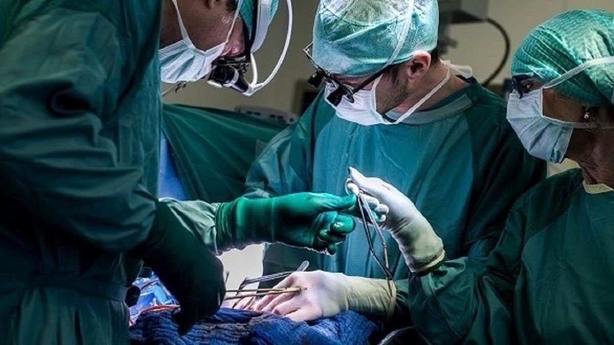 پیدا شدن یک پنس جراحی پس از پنج سال از شکم یک زن!