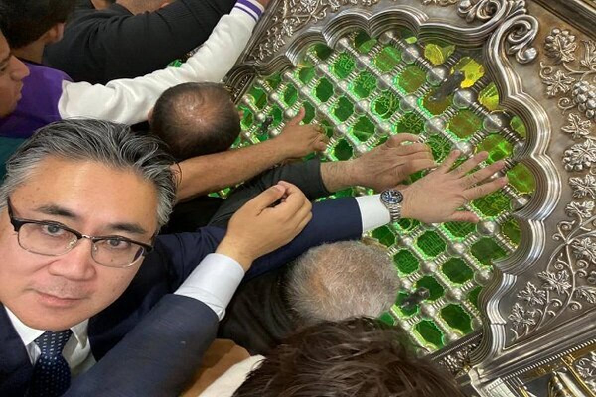 سفیر ژاپن در عراق: از لمس ضریح امام علی (ع) متبرک شدم + عکس